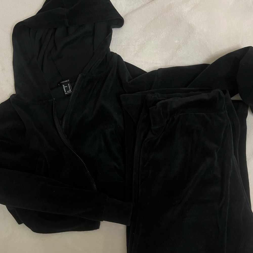 Velvet tracksuit!! Sweater and pants !! Open to offers!